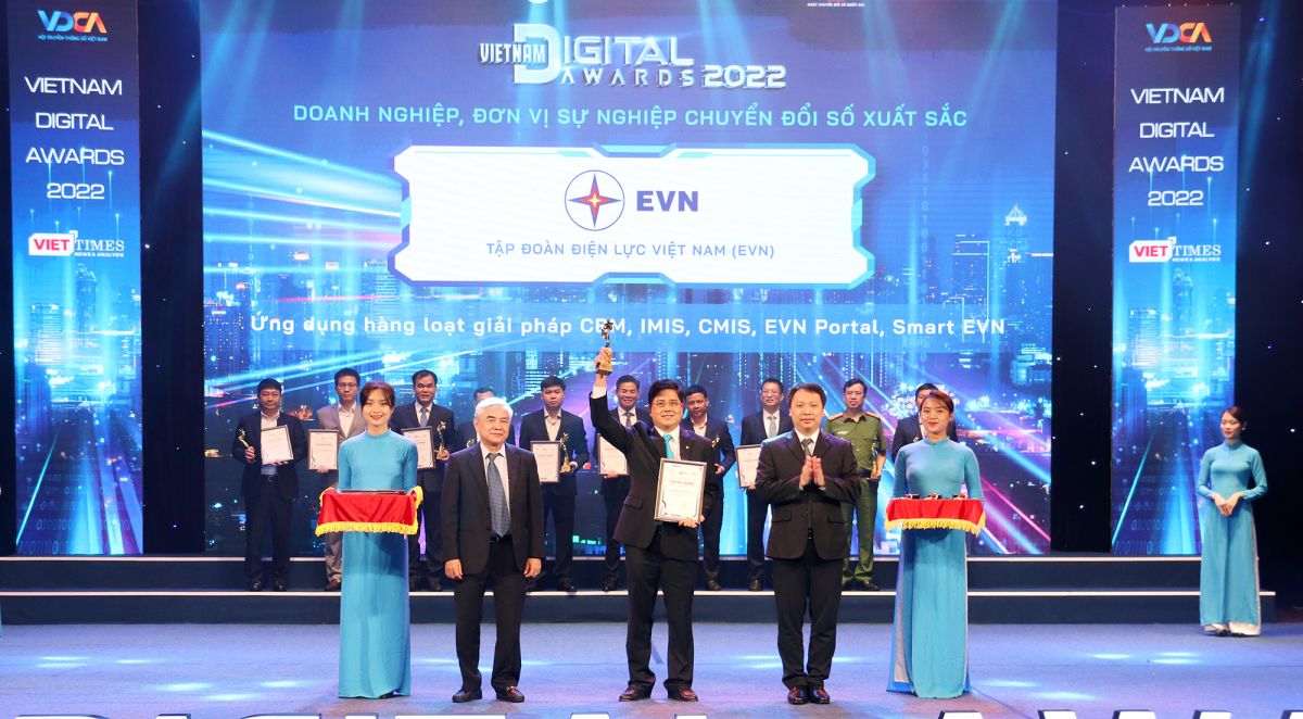 Phó Tổng giám đốc EVN Võ Quang Lâm đại diện EVN nhận giải thưởng tại buổi lễ.
