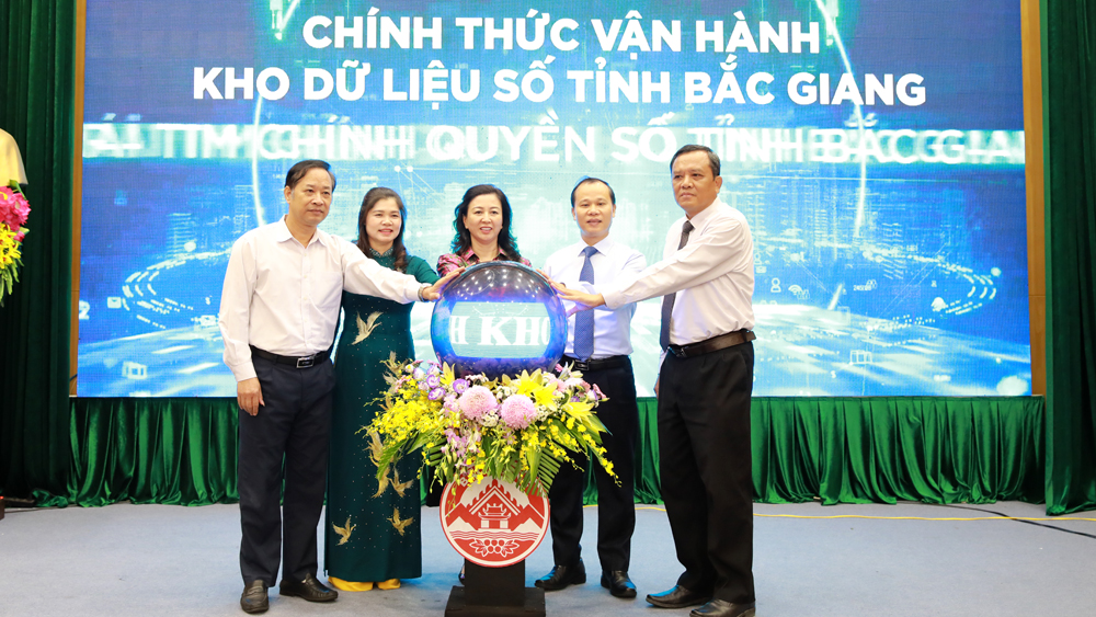 Các đồng chí lãnh đạo tỉnh chính thức vận hành Kho dữ liệu số tỉnh Bắc Giang.