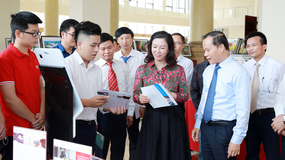 Các đồng chí lãnh đạo tỉnh: Lê Thị Thu Hồng, Mai Sơn tham quan gian hàng trưng bày sản phẩm về công nghệ của các doanh nghiệp.