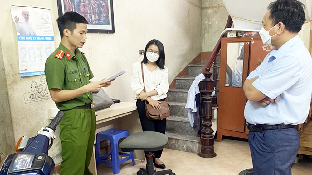 Cán bộ Cơ quan Cảnh sát điều tra đọc lệnh khởi tố đối với Nguyễn Thị Huệ.