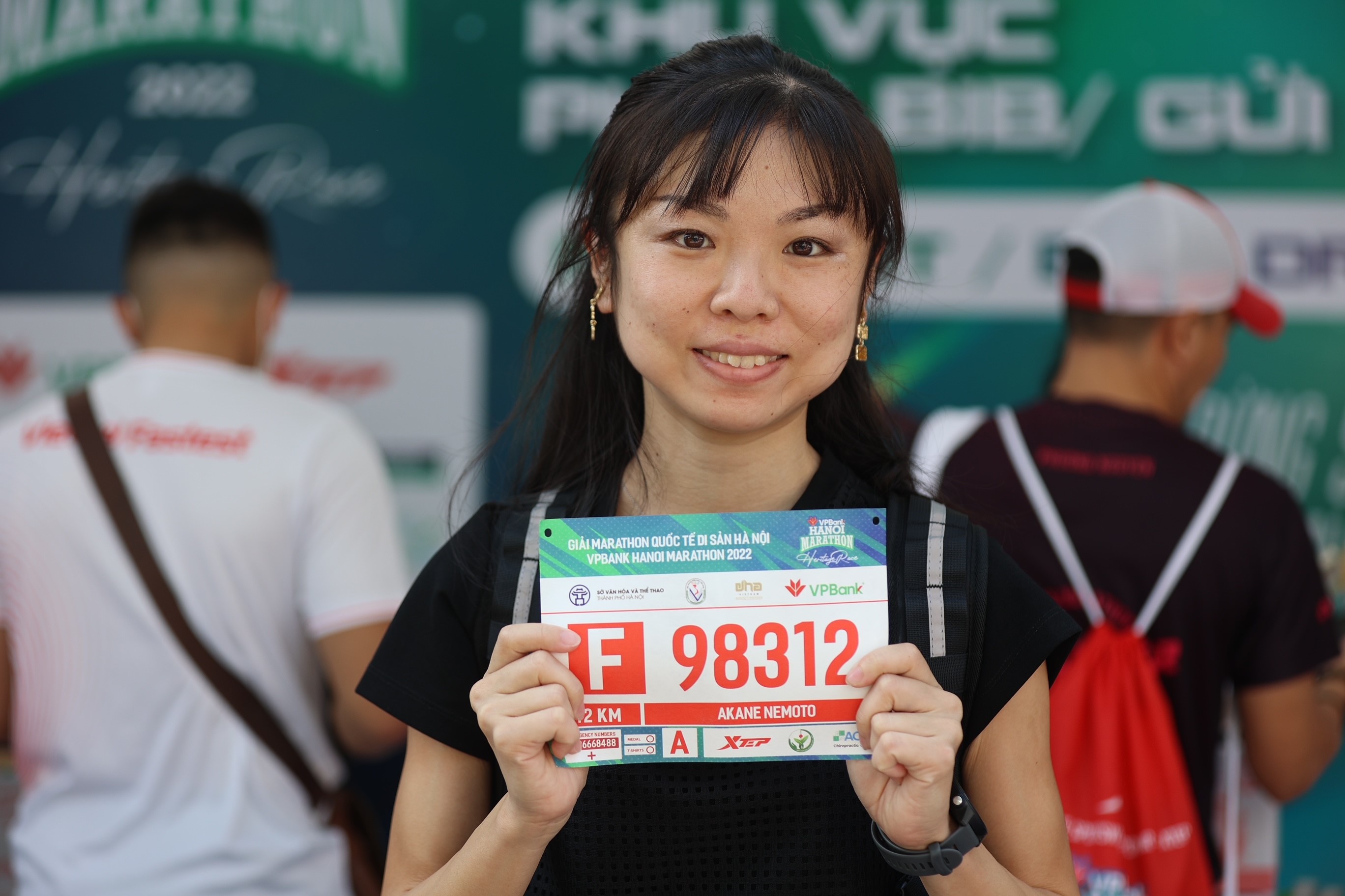 VPHM 2022 cũng đang giữ kỷ lục là giải chạy có nhiều người nước ngoài tham gia nhất từ trước đến nay với hơn 1.000 runner, và chị Akane Nemoto đến từ Nhật Bản là một trong những runner sẽ thi đấu cự ly 42km. Đã sống và làm việc tại Bình Dương hơn 5 năm, nhưng đây là lần đầu tiên chị Nemoto tham gia VPHM. “Rất nhiều bạn bè tôi đã “mách” rằng đây là một trong những giải martahon tuyệt nhất của Việt Nam, khi vừa được chạy vừa được ngắm những điểm đến đẹp nhất của Hà Nội” - chị Nemoto nói và cho biết, vừa đáp máy bay xuống Hà Nội là chị đã đến nhận bib ngay. “Tôi thật sự rất háo hức được chinh phục VPHM 2022 ngày mai”.