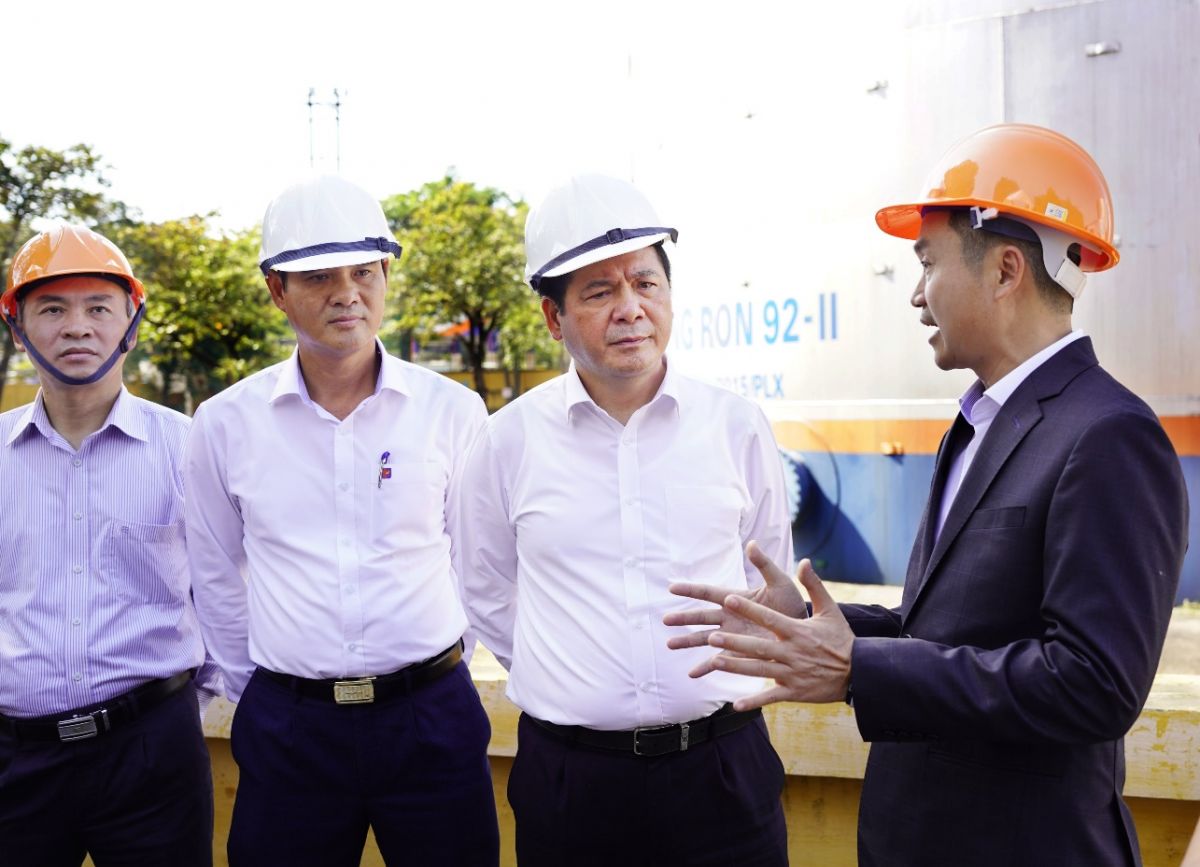 Bộ trưởng Công Thương Nguyễn Hồng Diên tại buổi khảo sát và làm việc với Công ty Xăng dầu khu vực 1 - Petrolimex.
