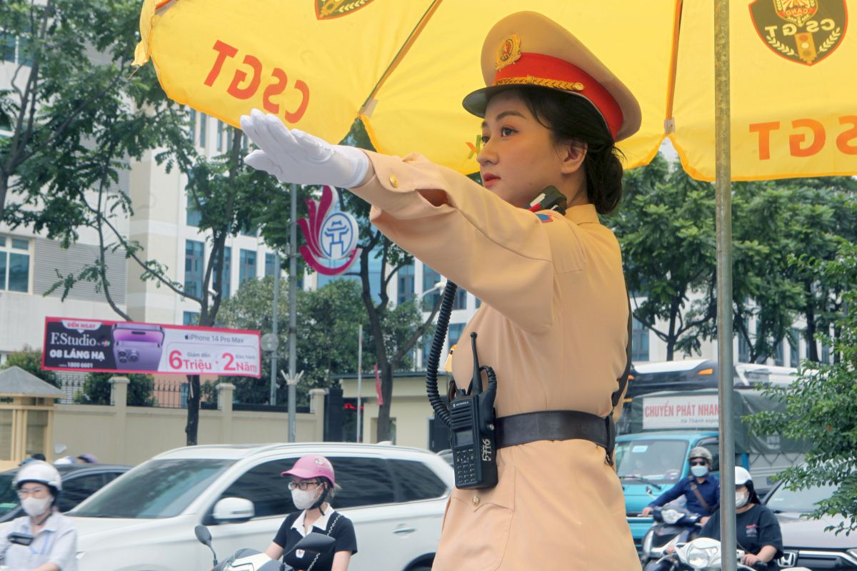 Thường xuyên đi sớm, về muộn, Đại úy Hồng Nhung luôn cố gắng hoàn thành tốt nhiệm vụ là một người vợ, người mẹ cũng như một người chiến sĩ Cảnh sát giao thông Thủ đô Hà Nội.