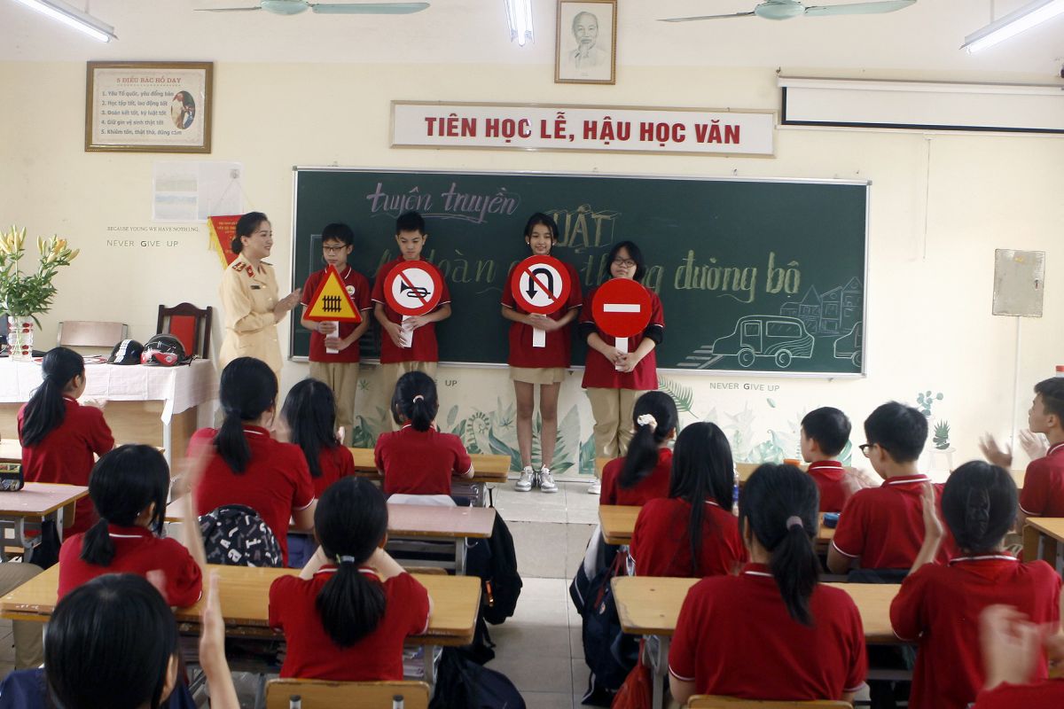 Những giờ ngoại khóa với các giáo cụ trực quan của Đại úy Hồng Nhung khiến các em học sinh rất hào hứng.