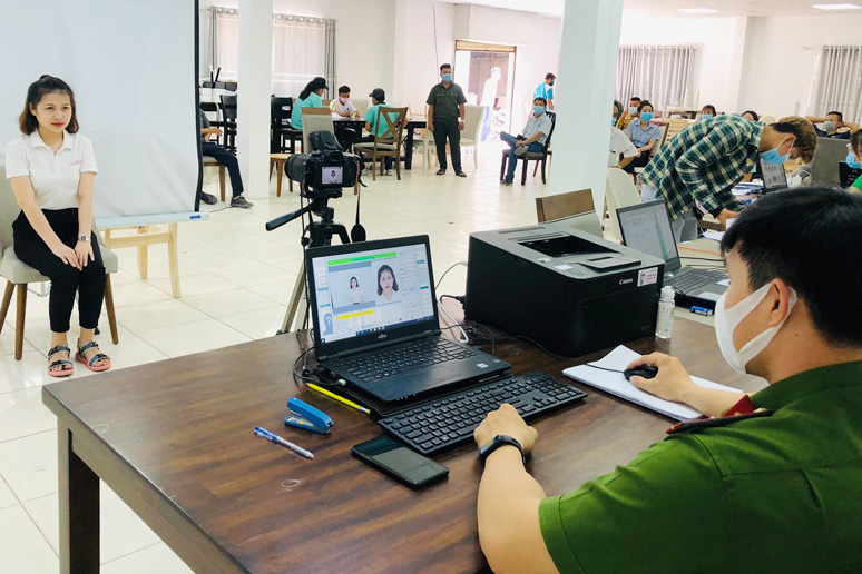 Công dân Việt Nam có thể sử dụng căn cước công dân điện tử.
