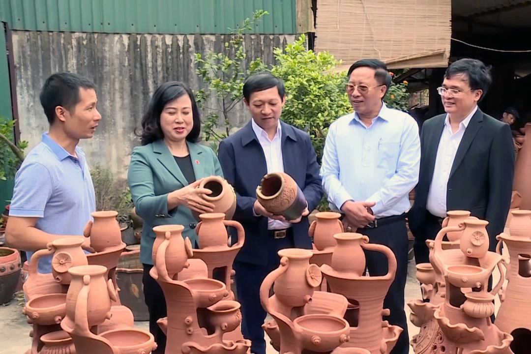 Lãnh đạo tỉnh và huyện Quế Võ thăm quan làng nghề gốm Phù Lãng.