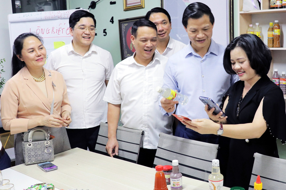 Phó Chủ tịch Thường trực UBND tỉnh Bắc Ninh Vương Quốc Tuấn (thứ 2 từ phải sang) thăm Công ty CP Thực phẩm Thơm Thực.
