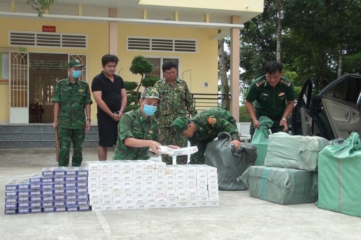Bộ đội Biên phòng Long An bắt giữ đối tượng cùng tang vật 12.000 bao thuốc lá điếu ngoại.