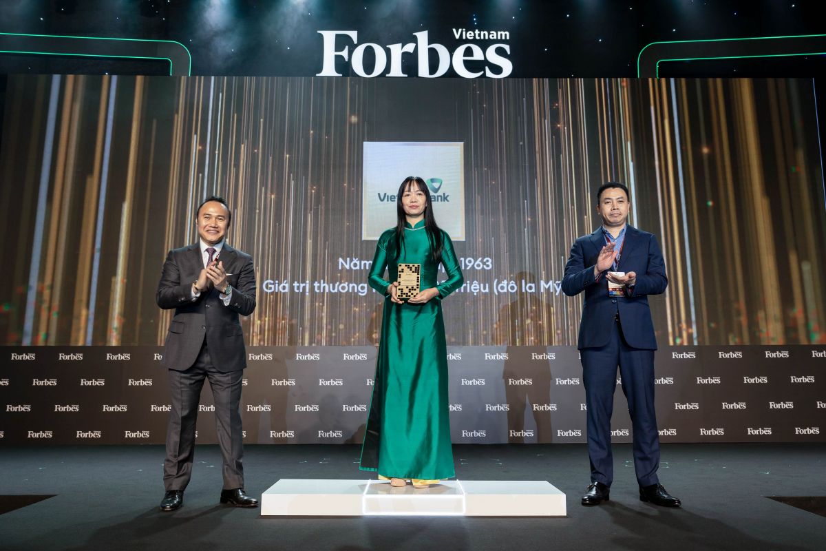 Đại diện Vietcombank, bà Phan Thị Thanh Tâm - Phó Trưởng Văn phòng đại diện khu vực phía Nam vinh dự nhận giải thưởng Top 25 Thương hiệu tài chính dẫn đầu năm 2021 do Forbes bình chọn.