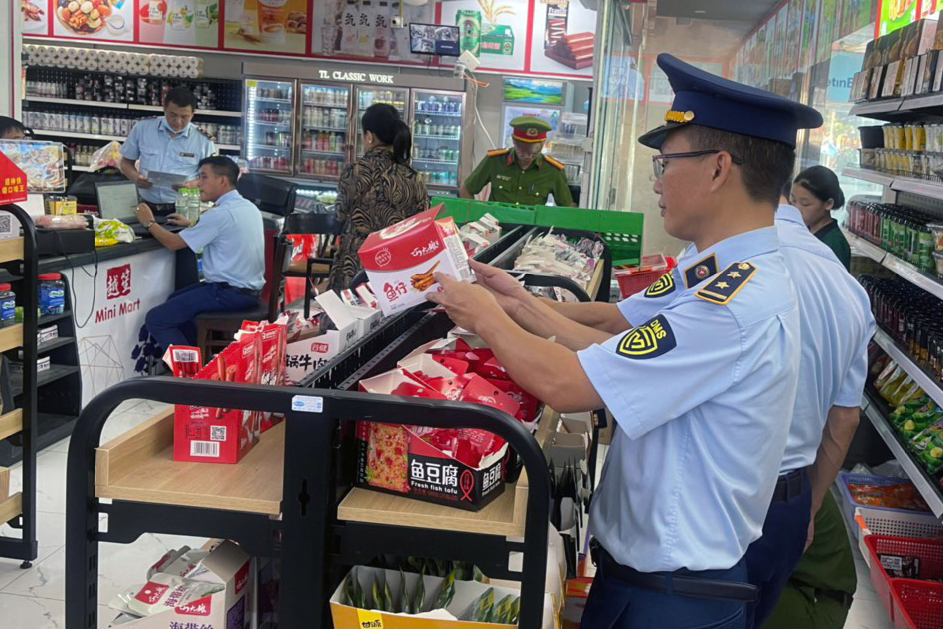 Lực lượng Quản lý thị trường tỉnh Bắc Ninh kiểm tra hàng hóa tại siêu thị.