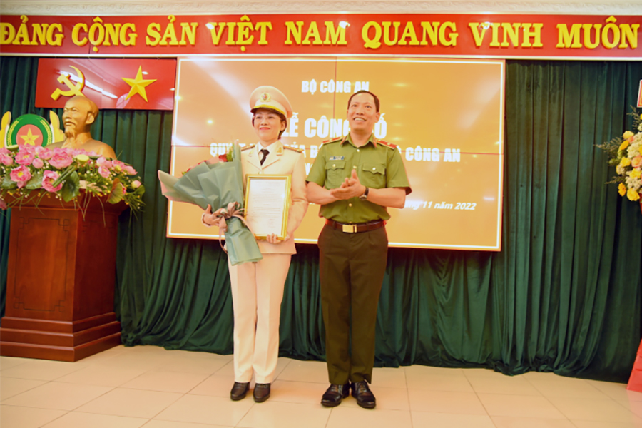 Thứ trưởng Lê Văn Tuyến trao quyết định và chúc mừng Đại tá Dương Thị Thu Hằng.