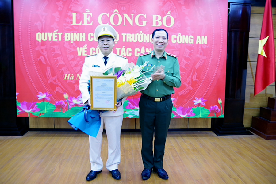 Thứ trưởng Lê Văn Tuyến trao quyết định và chúc mừng Đại tá Vũ Hải Nam.
