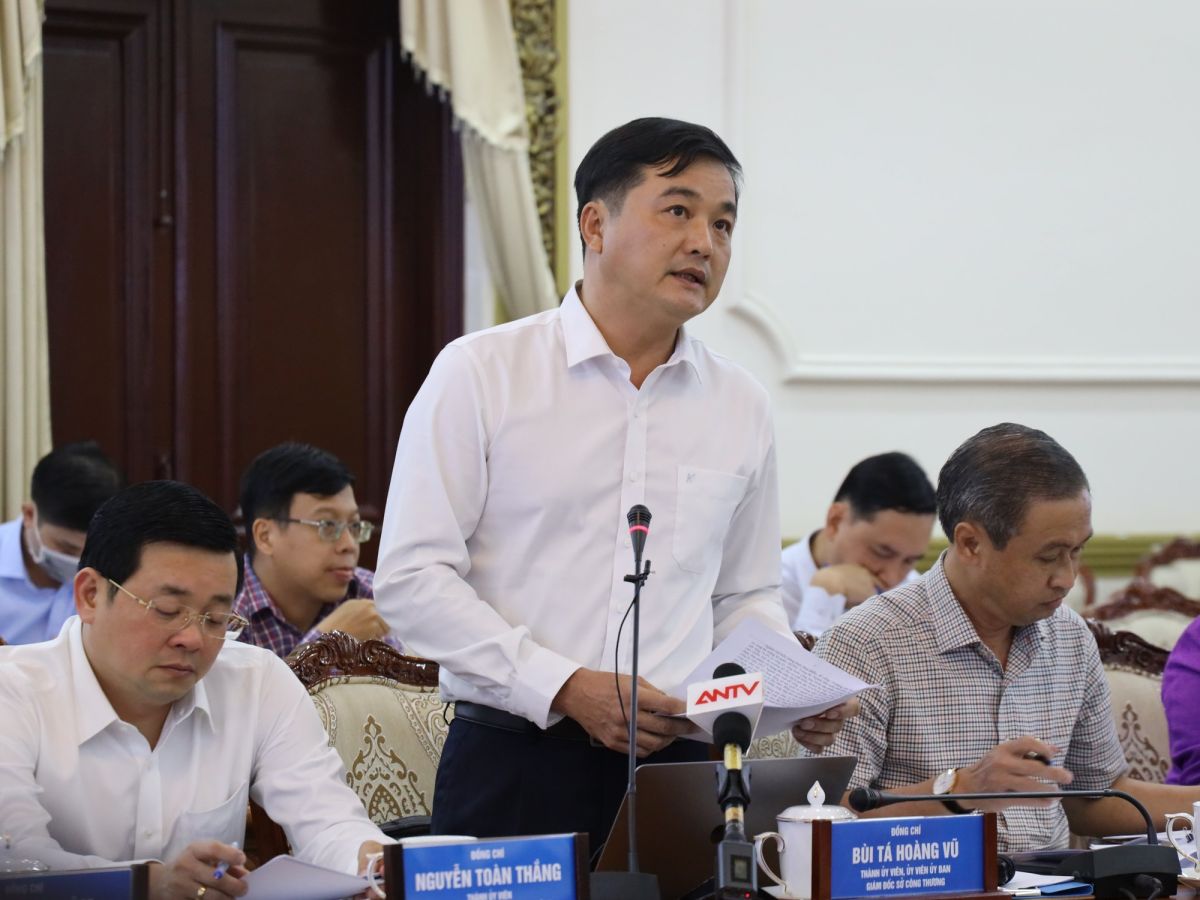 Giám đốc Sở Công Thương Bùi Tá Hoàng Vũ phát biểu tại Phiên họp.