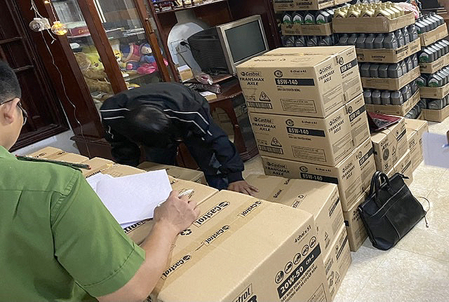 Cơ quan chức năng kiểm tra tang vật của vụ án.