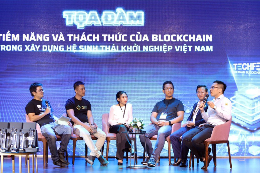 Tọa đàm "Tiềm năng và thách thức của Blockchain trong xây dựng hệ sinh thái khởi nghiệp Việt Nam" được tổ chức trong Lễ ra mắt Làng Blockchain.