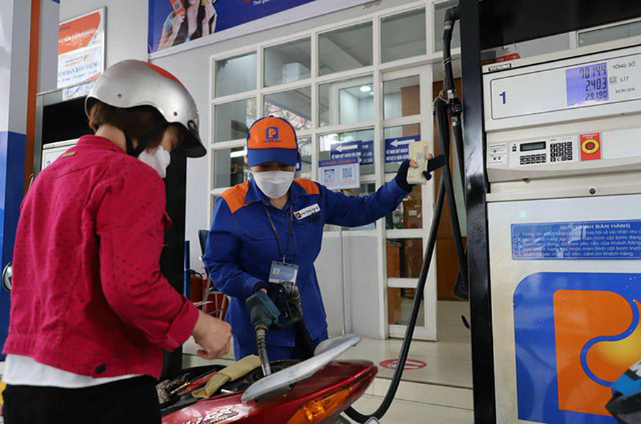 Bộ Tài chính tăng chi phí đưa xăng dầu từ nước ngoài về cảng Việt Nam từ 11/11.