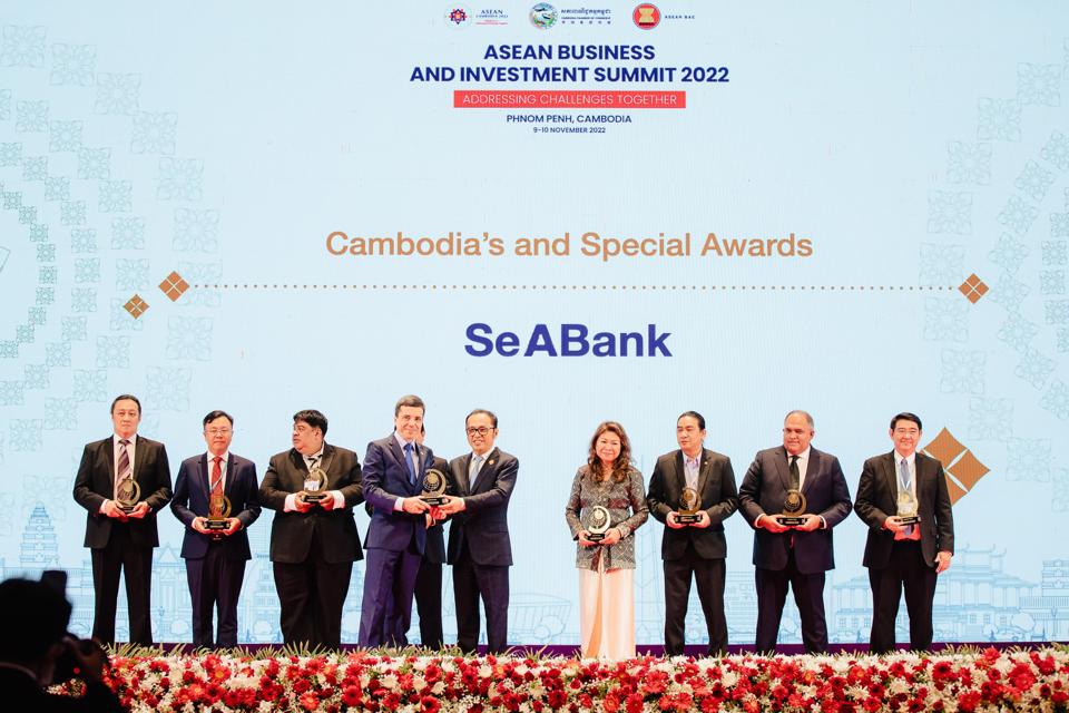 Đại diện SeABank nhận giải thưởng.