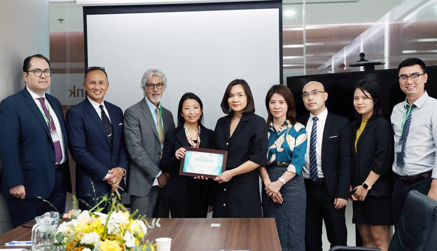 Bà Kim-See Lim, Giám đốc khu vực Đông Á và Thái Bình Dương của IFC, trao tặng giải thưởng cho VPBank.