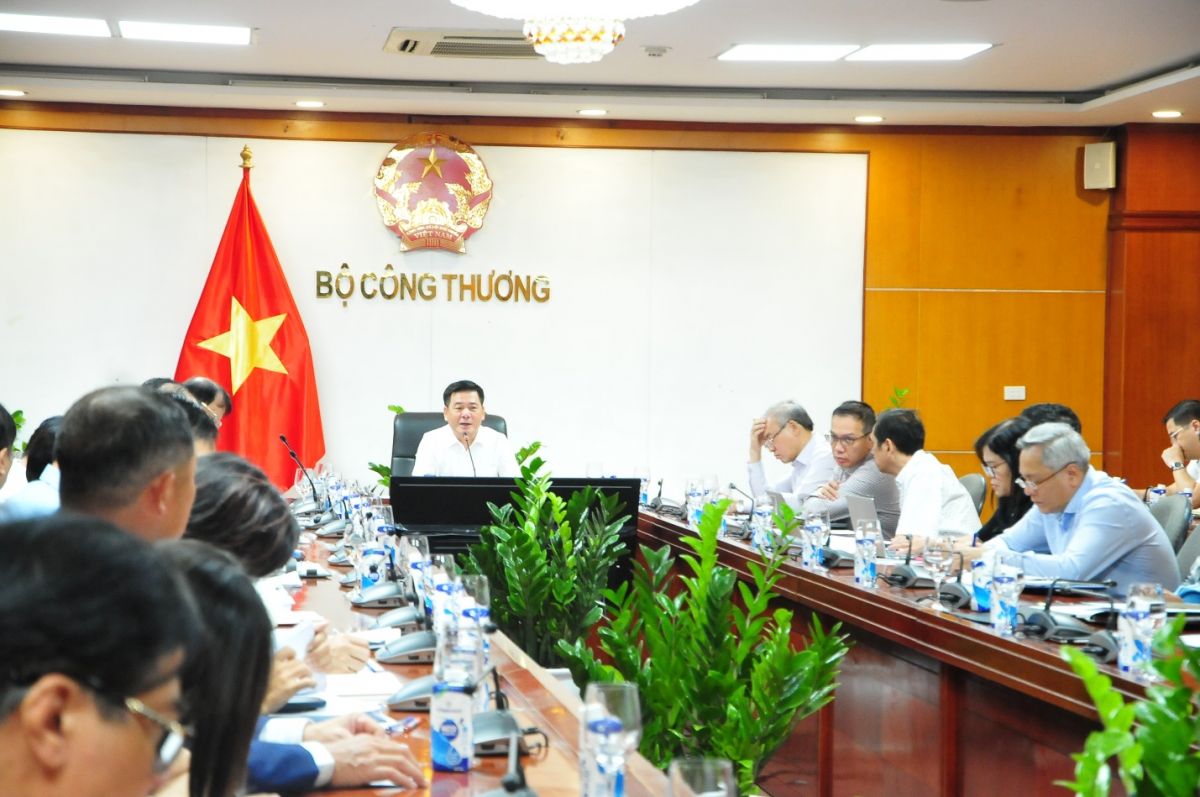 Bộ trưởng Bộ Công Thương Nguyễn Hồng Diên chủ trì cuộc họp.