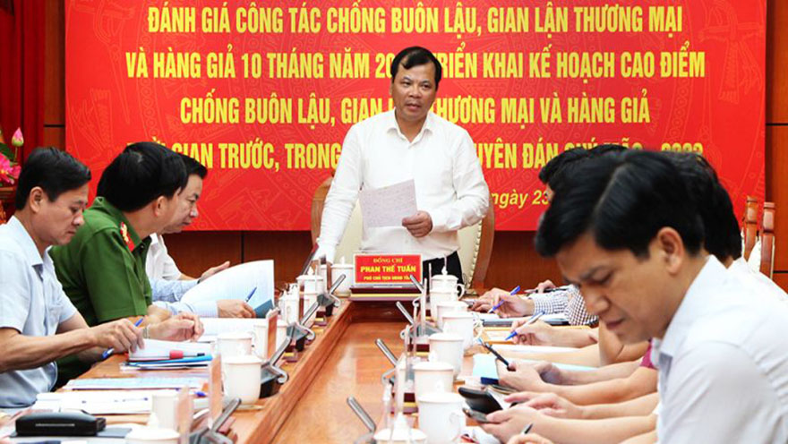 Ông Phan Thế Tuấn, Phó Chủ tịch UBND tỉnh, Trưởng Ban chỉ đạo phòng, chống buôn lậu, gian lận thương mại và hàng giả (BCĐ 389) tỉnh Bắc Giang phát biểu tại hội nghị.