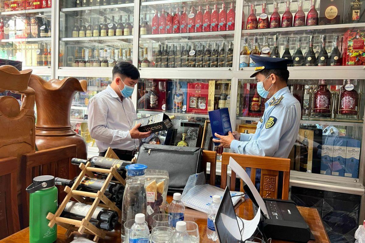Lực lượng QLTT tỉnh Tiền Giang kiểm tra tại một cửa hàng kinh doanh rượu tại thị xã Cai Lậy.