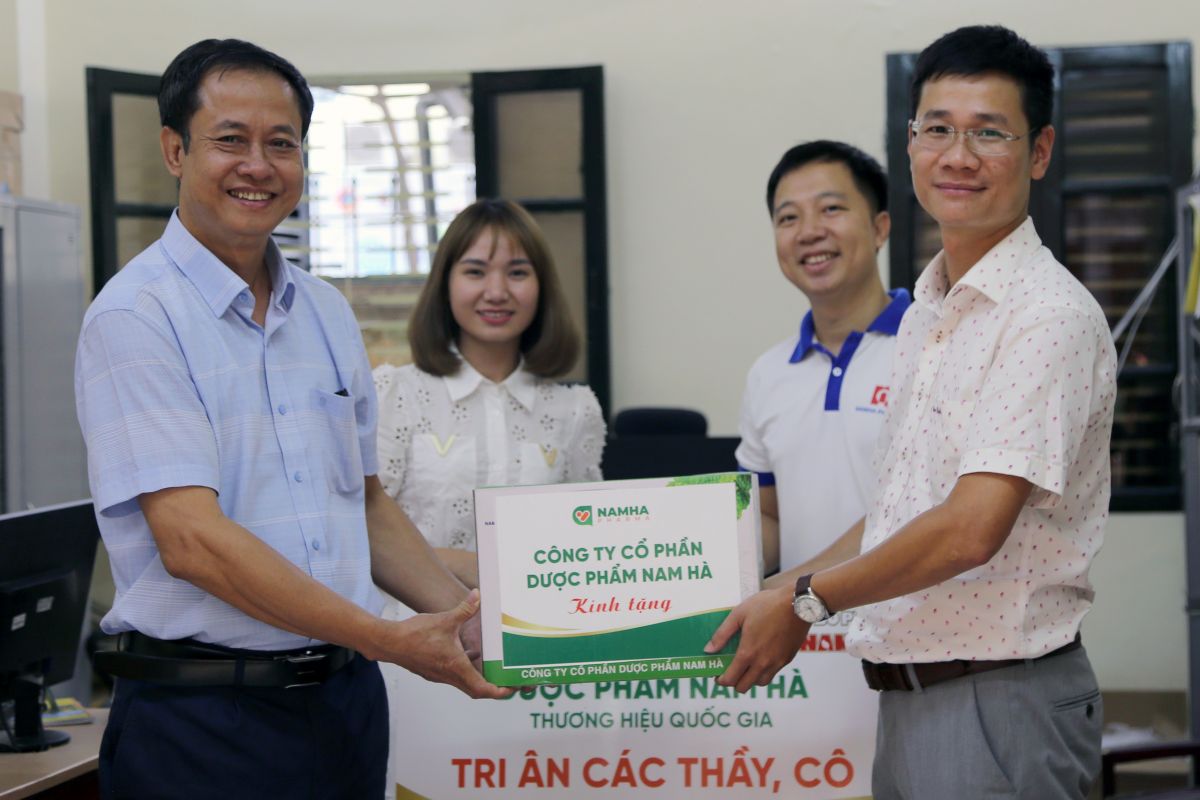 Các thầy, cô giáo trường Tiểu học Nguyễn Trãi (quận Hà Đông) vui mừng đón nhận phần quà đầy ý nghĩa.