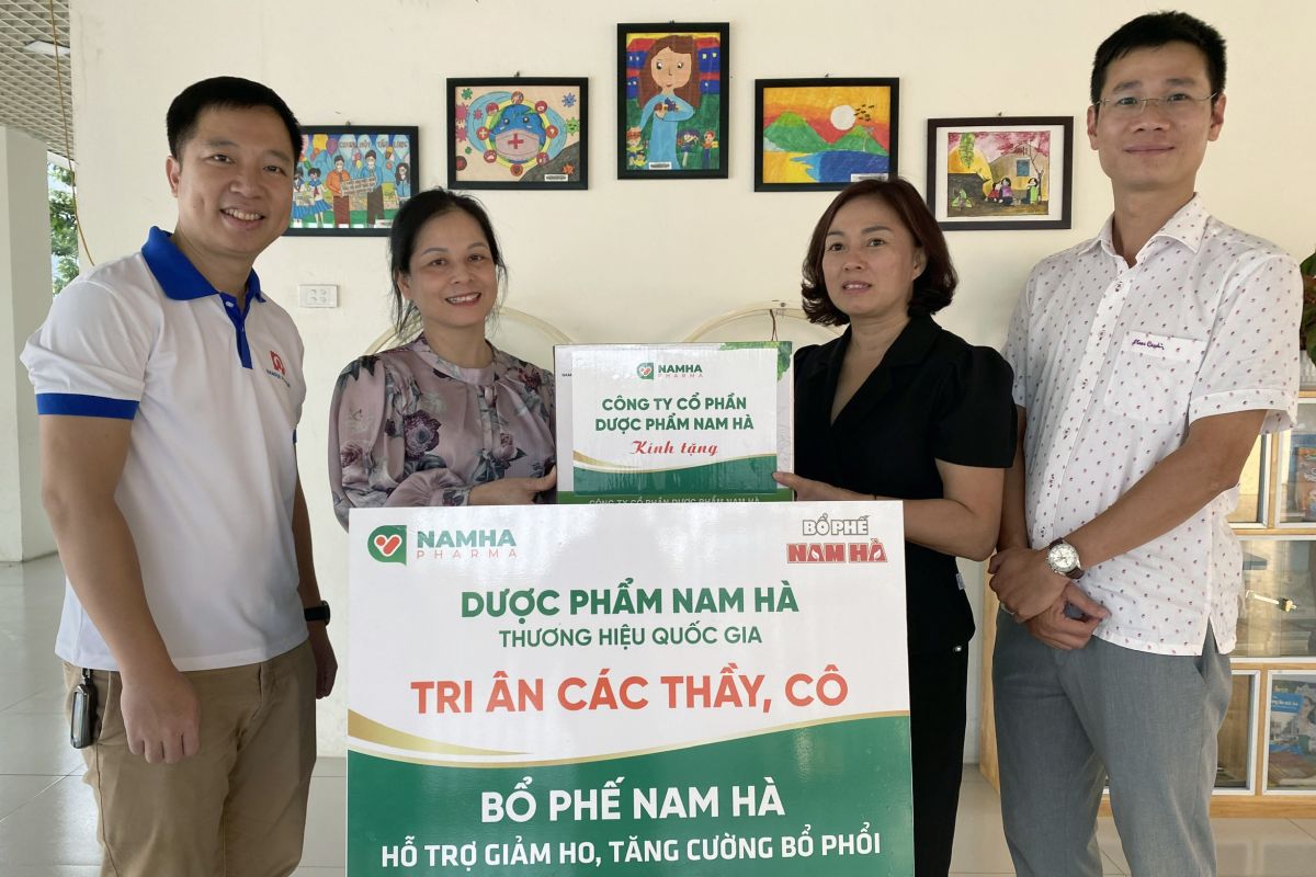 Trao tặng sản phẩm Xịt họng Bổ phế Nam Hà tới thầy, cô trường Tiểu học Vạn Bảo, quận Hà Đông.