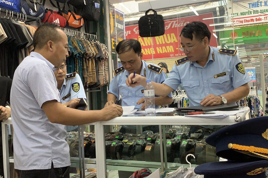 Kiểm tra cửa hàng có dấu hiệu kinh doanh hàng hoá giả mạo nhãn hiệu tại thị trấn Nếnh, huyện Việt Yên.