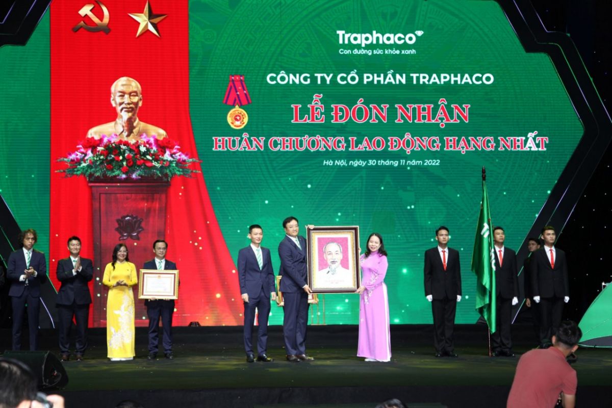 Phó Chủ tịch nước Võ Thị Ánh Xuân chúc mừng Công ty Traphaco.