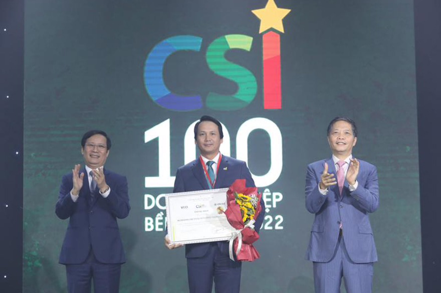 Ông Trần Long - Phó Tổng giám đốc BIDV đại diện ngân hàng nhận giải thưởng.