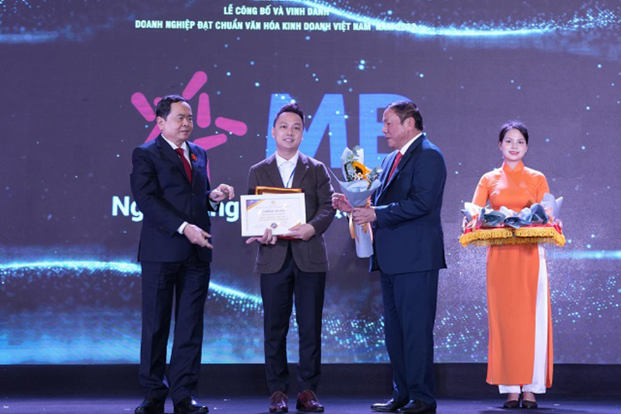 MB được vinh danh “Doanh nghiệp đạt chuẩn văn hóa kinh doanh Việt Nam” 2022.