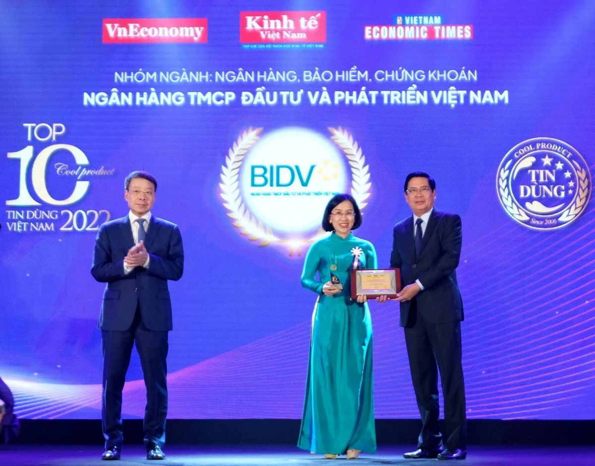 Bà Phan Thị Thanh Nhàn, Giám đốc Trung tâm thẻ - đại diện BIDV nhận giải thưởng dành cho “Giải pháp ứng dụng xác thực Căn cước công dân Chip trong giao dịch tại ATM đa năng”.