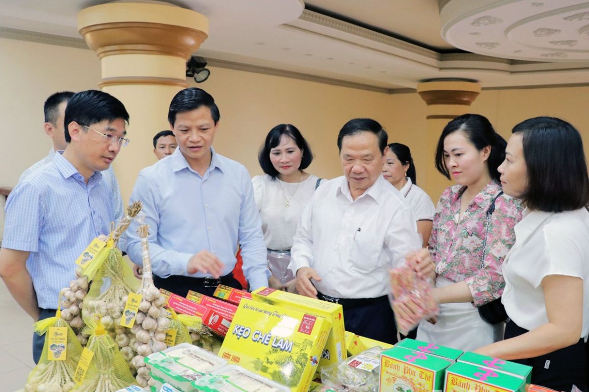 Phó Chủ tịch Thường trực UBND tỉnh Vương Quốc Tuấn (thứ 2 từ trái qua) thăm quan các sản phẩm OCOP cấp tỉnh.