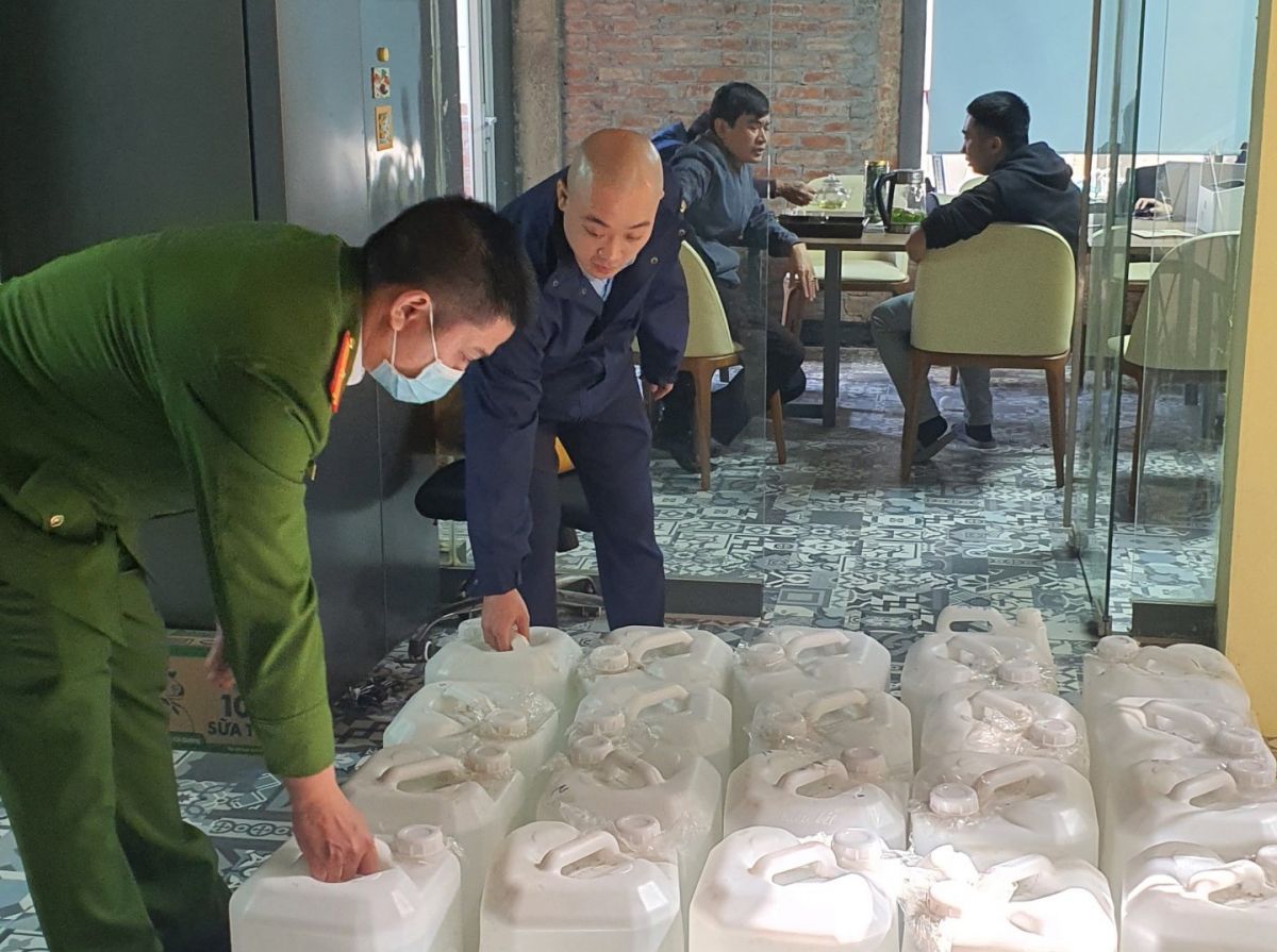 Lực lượng chức năng đang kiểm tra, thu giữ số rượu không rõ nguồn gốc xuất xứ tại huyện Thanh Trì, Hà Nội.