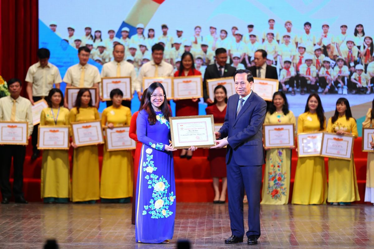 Bà Đào Thúy Hà - Phó Tổng giám đốc đại diện Traphaco nhận bằng khen của Bộ trưởng Bộ LĐTB&XH về công tác bảo vệ và chăm sóc trẻ em Việt Nam.