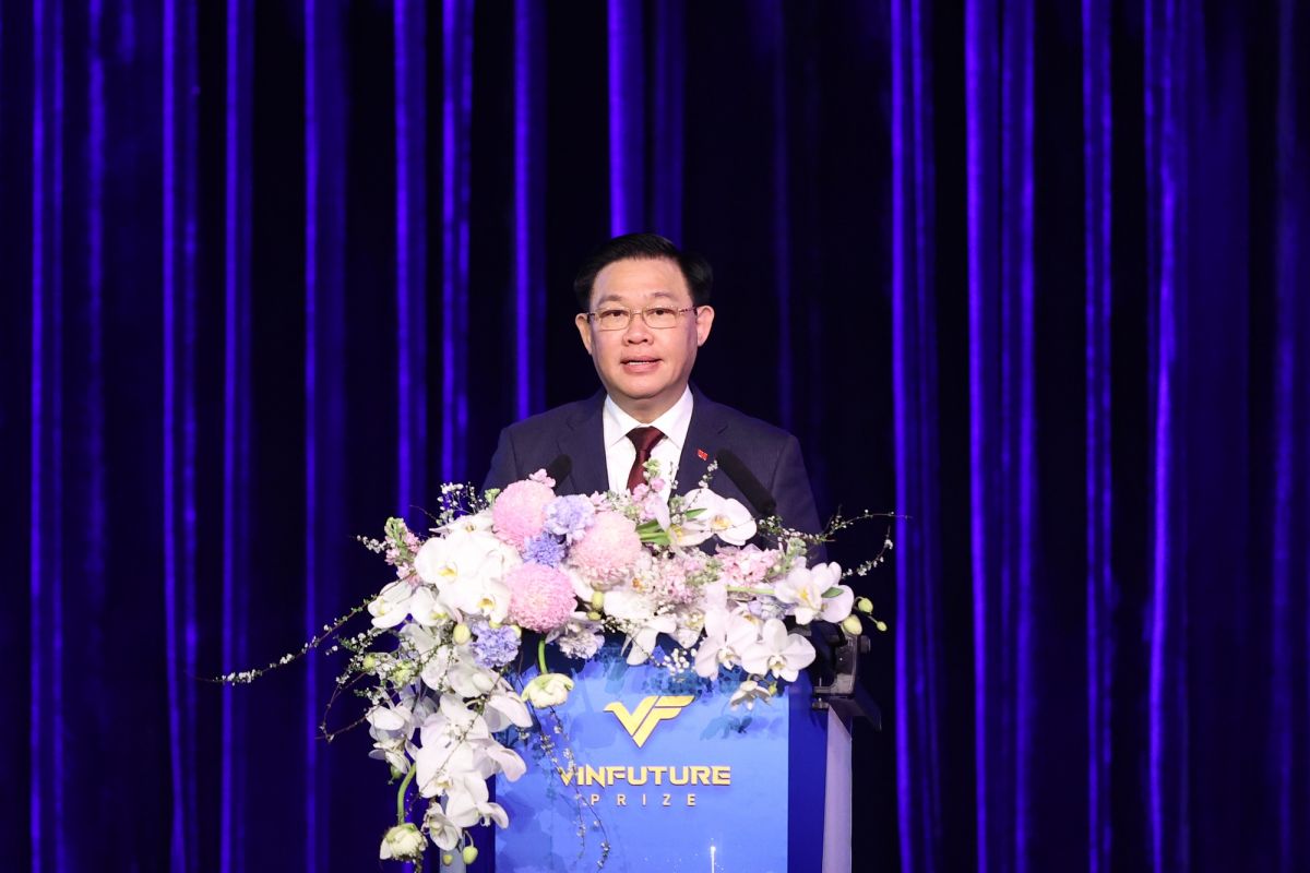 Chủ tịch Quốc hội Vương Đình Huệ cho rằng: VinFuture là nhịp cầu để các nhà nghiên cứu, phát minh trên toàn cầu hiện thực hoá những khát vọng khoa học để phụng sự nhân loại.