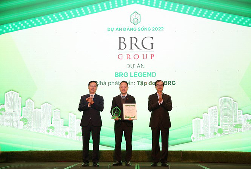 Đại diện Tập đoàn BRG nhận giải thưởng “Nhà phát triển dự án đáng sống” năm 2022.