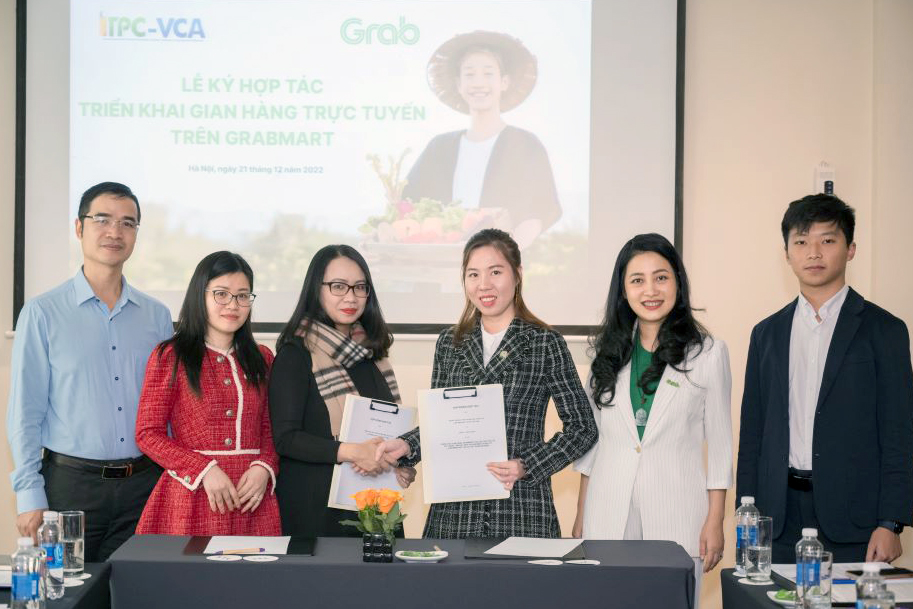 Đại diện Grab Việt Nam và ITPC- VCA ký kết đưa nông sản Việt lên chợ GrabMart.
