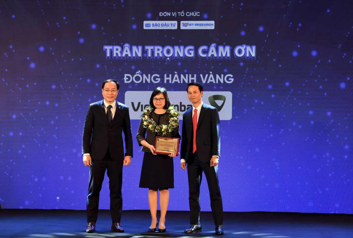 Bà Tô Thị Phương Dung - Trưởng phòng Chính sách và kế hoạch nhân sự Vietcombank nhận biểu trưng và chứng nhận top 10 nơi làm việc tốt nhất Việt Nam năm 2022.