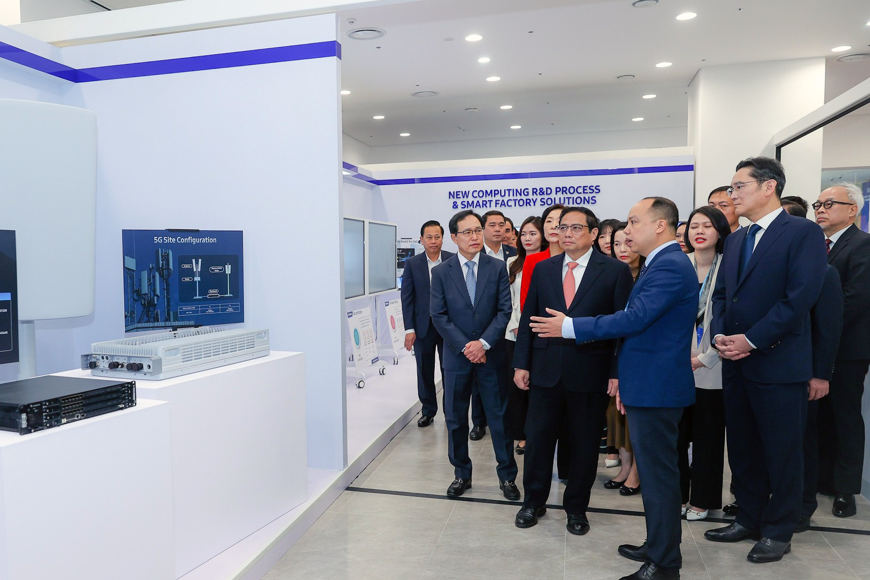 Thủ tướng Phạm Minh Chính thăm Trung tâm R&D của Samsung.