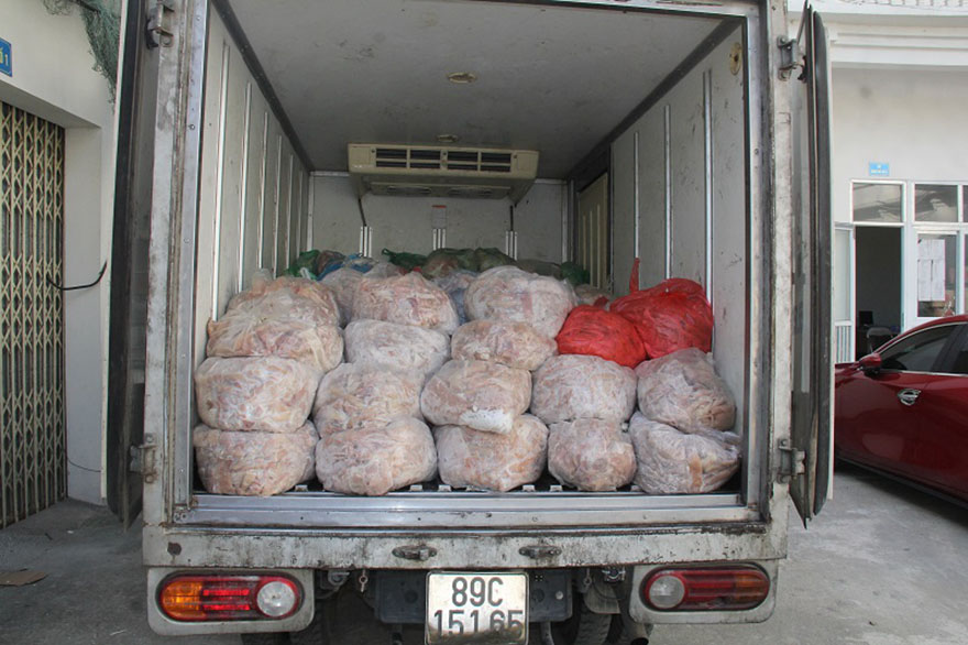 Xe ô tô tải chở 1,4 tấn bì lợn đã bốc mùi ôi thiu.