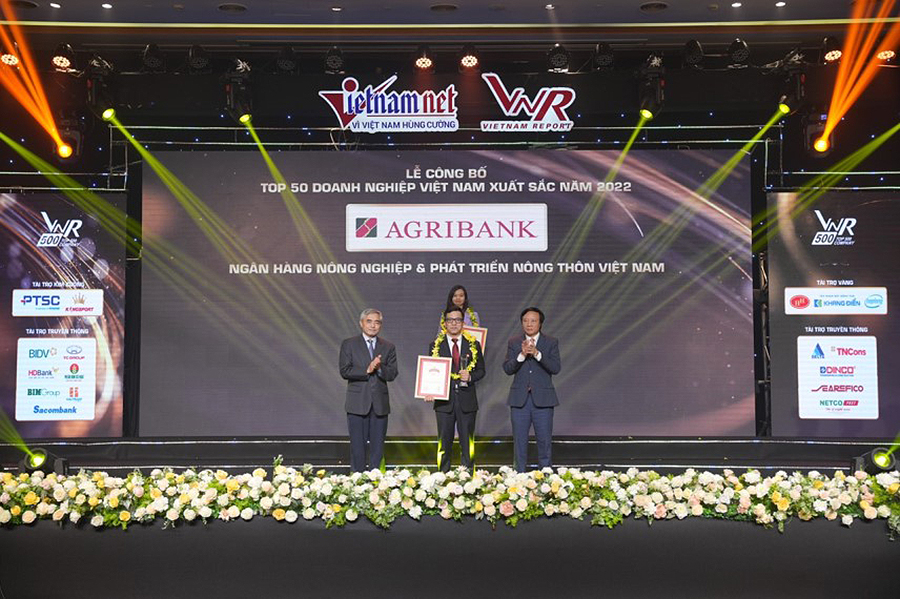 Đại diện Agribank nhận Cup và Chứng nhận của Bảng xếp hạng năm 2022.