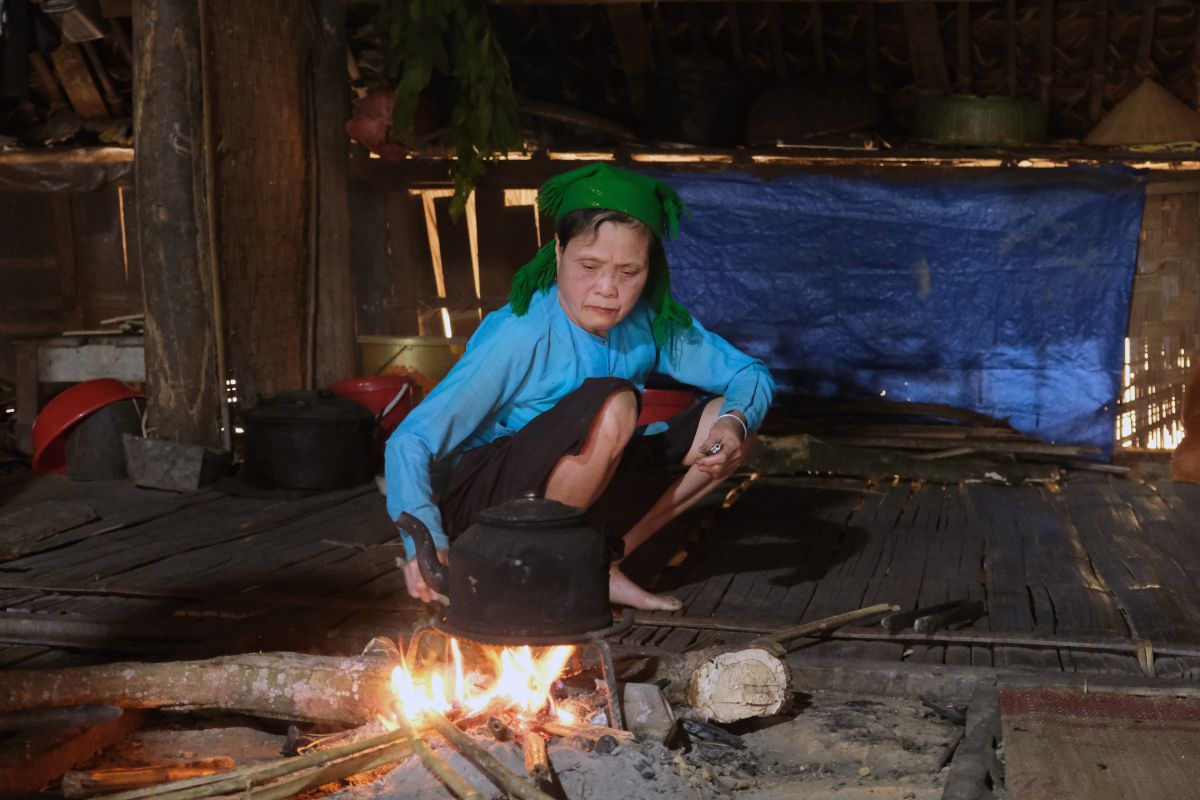 Trong ngôi nhà sàn cũ kỹ vẫn bừng lên ngọn lửa ấm áp như báo hiệu một năm mới ấm no, đủ đầy với người dân Mường Lai.