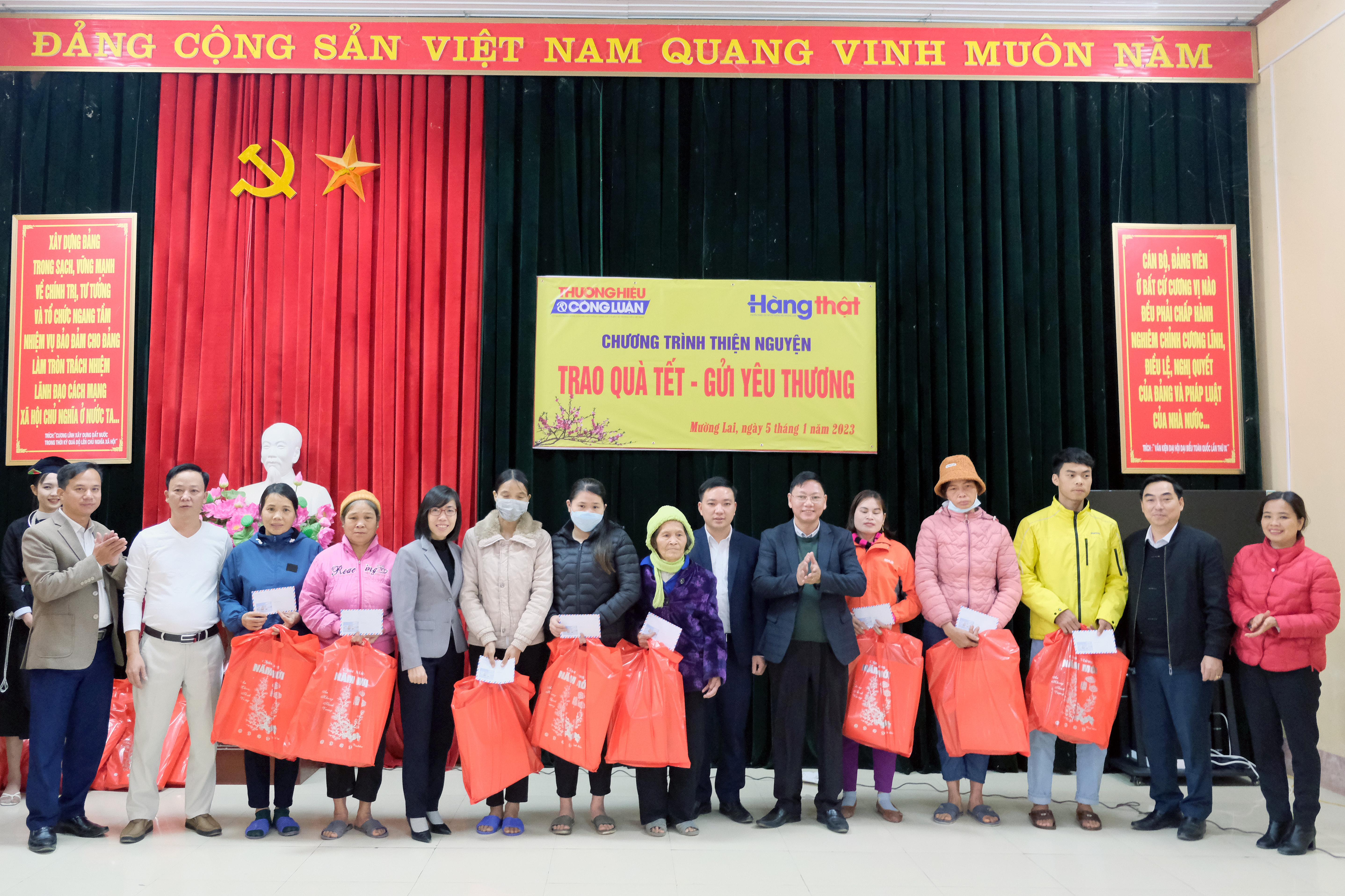 Đại diện Tạp chí Thương hiệu và Công luận cùng nhà hảo tâm trao tặng quà Tết đến 248 hộ nghèo trên địa bàn xã Mường Lai, huyện Lục Yên, tỉnh Yên Bái.
