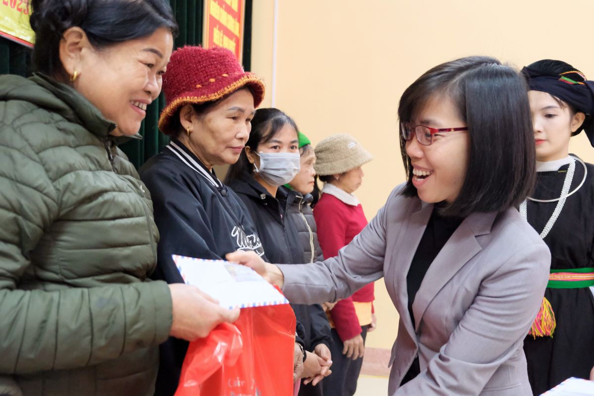 Người dân xã Mường Lai phấn khởi đón nhận món quà từ bà Nguyễn Hà Thu - Tổng Giám đốc Công ty TNHH Quốc tế Trà Tiên Thảo.