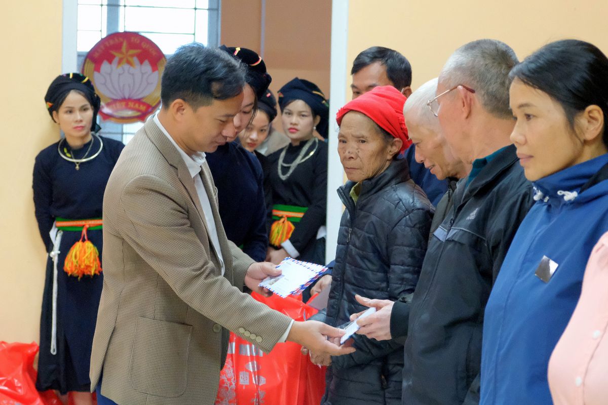 Ông Triệu Văn Thuộc - Chủ tịch UBND xã Mường Lai - động viên các hộ dân sớm vượt lên thoát nghèo.