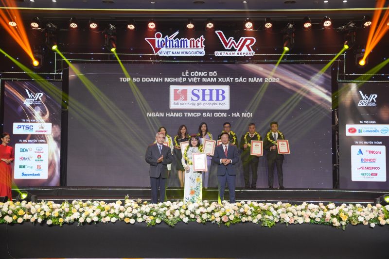 Phó Tổng Giám đốc Hoàng Thị Mai Thảo đại diện SHB nhận giải thưởng “Top 50 Doanh nghiệp xuất sắc nhất Việt Nam 2022”.