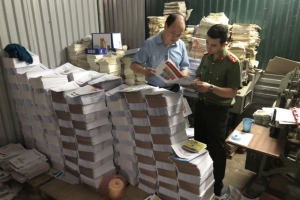 Hà Nội: Phát hiện cơ sở in gia công, thu giữ gần 60.000 cuốn sách thành phẩm