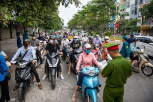 Hà Nội sẽ điều chỉnh kiểm tra giấy đi đường cho "thực chất và phù hợp hơn"