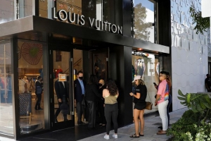 Louis Vuitton tăng giá trên toàn cầu